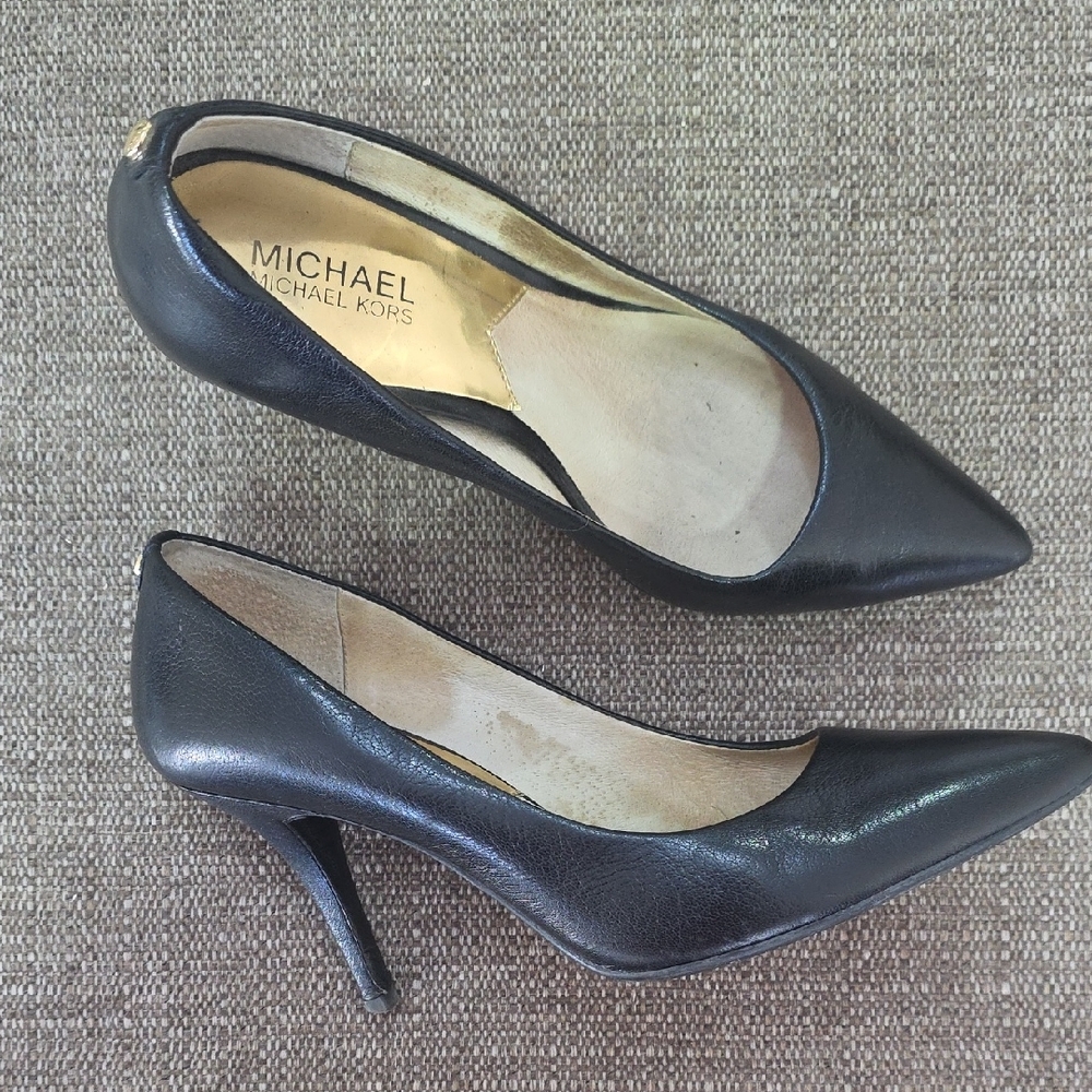Michael Kors Elegant Black Heels - Picture 2 of 4